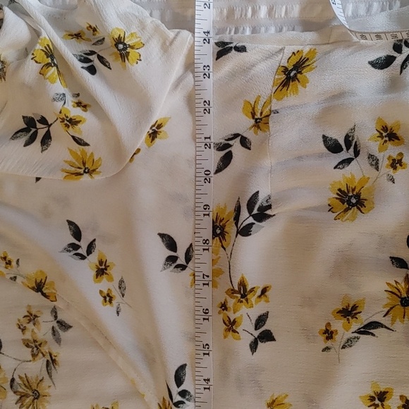 Women's Torrid Ivory Floral Short Sleeve Top Size 0 (12) - Picture 7 of 11
